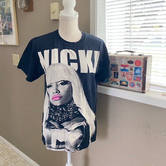 Fruit of the Loom Tops - Nicki Minaj black graphic tee, Sz. S
